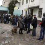 23.02.2017 Kielce. Tłusty czwartek. Kolejka po pączki do cukierni przy ulicy Małej. / Jarosław Kubalski / Radio Kielce