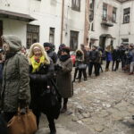 23.02.2017 Kielce. Tłusty czwartek. Kolejka po pączki do cukierni przy ulicy Małej. / Jarosław Kubalski / Radio Kielce