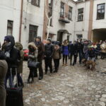 23.02.2017 Kielce. Tłusty czwartek. Kolejka po pączki do cukierni przy ulicy Małej. / Jarosław Kubalski / Radio Kielce