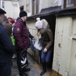 23.02.2017 Kielce. Tłusty czwartek. Kolejka po pączki do cukierni przy ulicy Małej. / Jarosław Kubalski / Radio Kielce