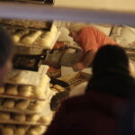 23.02.2017 Kielce. Tłusty czwartek. Kolejka po pączki do cukierni przy ulicy Małej. / Jarosław Kubalski / Radio Kielce