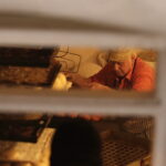 23.02.2017 Kielce. Tłusty czwartek. Kolejka po pączki do cukierni przy ulicy Małej. / Jarosław Kubalski / Radio Kielce