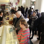 23.02.2017 Kielce. Tłusty czwartek. Kolejka po pączki w kawiarni "Cztery Pory Roku". / Jarosław Kubalski / Radio Kielce