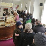 23.02.2017 Kielce. Tłusty czwartek. Kolejka po pączki w kawiarni "Cztery Pory Roku". / Jarosław Kubalski / Radio Kielce