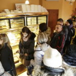 23.02.2017 Kielce. Tłusty czwartek. Kolejka po pączki w cukierni przy ulicy Wspólnej. / Jarosław Kubalski / Radio Kielce