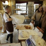 23.02.2017 Kielce. Tłusty czwartek. Kolejka po pączki w cukierni przy ulicy Paderewskiego. / Jarosław Kubalski / Radio Kielce