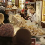 23.02.2017 Kielce. Tłusty czwartek. Kolejka po pączki w cukierni przy ulicy Paderewskiego. / Jarosław Kubalski / Radio Kielce