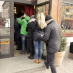 23.02.2017 Kielce. Tłusty czwartek. Kolejka po pączki w cukierni przy ulicy Paderewskiego. / Jarosław Kubalski / Radio Kielce