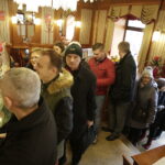 23.02.2017 Kielce. Tłusty czwartek. Kolejka po pączki w cukierni przy ulicy Paderewskiego. / Jarosław Kubalski / Radio Kielce