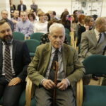 27.02.2017 Kielce. Wojewódzka Biblioteka Publiczna. kolekcja rodziny Deskurów z Sancygniowa zaliczona do narodowego zasobu bibliotecznego. Dyrektor Biblioteki Narodowej Tomasz Makowski i Stanisław Deskur. / Jarosław Kubalski / Radio Kielce