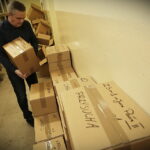 28.02.2017 Kielce. Rzecznik UJK Piotr Burda przygotowuje do wysłania akrusze próbnej matury / Jarosław Kubalski / Radio Kielce