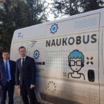 Pracownicy Centrum Nauki „Kopernik” z Warszawy odwiedzają szkoły w województwie świętokrzyskim. Dziś "naukobus" przyjechał do Buska (20.02.2017 r.) / Kamil Włosowicz / Radio Kielce