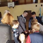 Pracownicy Centrum Nauki „Kopernik” z Warszawy odwiedzają szkoły w województwie świętokrzyskim. Dziś "naukobus" przyjechał do Buska (20.02.2017 r.) / Kamil Włosowicz / Radio Kielce