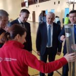 Pracownicy Centrum Nauki „Kopernik” z Warszawy odwiedzają szkoły w województwie świętokrzyskim. Dziś "naukobus" przyjechał do Buska (20.02.2017 r.) / Kamil Włosowicz / Radio Kielce