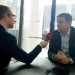 09.03.2017 Nicklas Lindberg udziela wywiadu Bartłomiejowi Zapale. / Radio Kielce