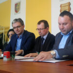 podpisanie umowy dotyczącej przebudowy drogi wojewódzkiej nr 768; wschodnia obwodnica Jędrzejowa; Adam Jarubas, Kosiniak-Kamysz; Jędrzejów / Ewa Pociejowska-Gawęda / Radio Kielce