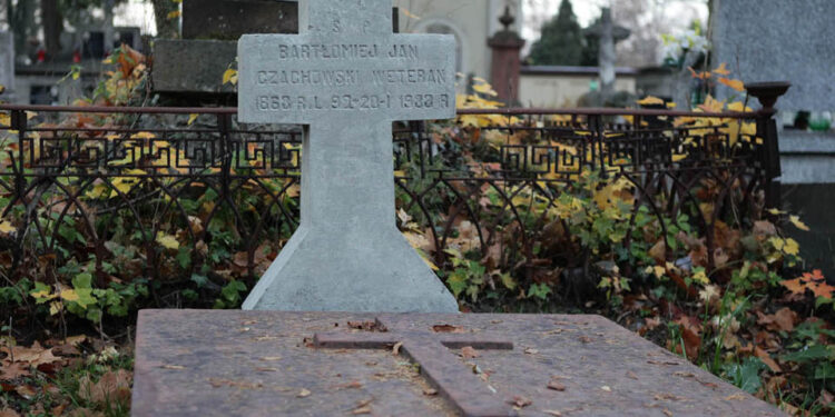 Bartłomiej Jan Czachowski Weteran. Na naszym cmentarzu znajduje się kilka grobów, które posiadają charakterystyczny krzyż. Prawdopodobnie są to groby weteranów, które były odnawiane ok 50 lat temu, i pomimo że płyty wykonane przez rodziny były innych materiałów(tu czerwony kopulak), mogiły otrzymywały dodatkowy krzyż według jednego wzoru (z wapienia pińczowskiego). / Wojciech Habdas / Radio Kielce