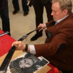 Daniel Olbrychski w Zespole Państwowych Szkół Plastycznych w Kielcach. Aktor, któremu towarzyszyła żona Krystyna Demska-Olbrychska, odbił dłoń na "Ścianie Sław odwiedzających kielecki Plastyk". / Robert Felczak / Radio Kielce