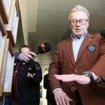 Daniel Olbrychski w Zespole Państwowych Szkół Plastycznych w Kielcach. Aktor, któremu towarzyszyła żona Krystyna Demska-Olbrychska, odbił dłoń na "Ścianie Sław odwiedzających kielecki Plastyk". / Robert Felczak / Radio Kielce