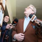 Daniel Olbrychski w Zespole Państwowych Szkół Plastycznych w Kielcach. Aktor, któremu towarzyszyła żona Krystyna Demska-Olbrychska, odbił dłoń na "Ścianie Sław odwiedzających kielecki Plastyk". / Robert Felczak / Radio Kielce