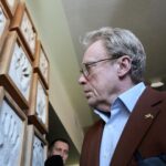 Daniel Olbrychski w Zespole Państwowych Szkół Plastycznych w Kielcach. Aktor, któremu towarzyszyła żona Krystyna Demska-Olbrychska, odbił dłoń na "Ścianie Sław odwiedzających kielecki Plastyk". / Robert Felczak / Radio Kielce