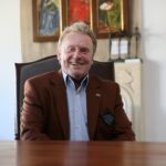 Daniel Olbrychski w Zespole Państwowych Szkół Plastycznych w Kielcach. Aktor, któremu towarzyszyła żona Krystyna Demska-Olbrychska, odbił dłoń na "Ścianie Sław odwiedzających kielecki Plastyk". / Robert Felczak / Radio Kielce