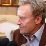 Daniel Olbrychski w Zespole Państwowych Szkół Plastycznych w Kielcach. Aktor, któremu towarzyszyła żona Krystyna Demska-Olbrychska, odbił dłoń na "Ścianie Sław odwiedzających kielecki Plastyk". / Robert Felczak / Radio Kielce