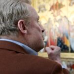 Daniel Olbrychski w Zespole Państwowych Szkół Plastycznych w Kielcach. Aktor, któremu towarzyszyła żona Krystyna Demska-Olbrychska, odbił dłoń na "Ścianie Sław odwiedzających kielecki Plastyk". / Robert Felczak / Radio Kielce