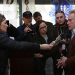 Daniel Olbrychski w Zespole Państwowych Szkół Plastycznych w Kielcach. Aktor, któremu towarzyszyła żona Krystyna Demska-Olbrychska, odbił dłoń na "Ścianie Sław odwiedzających kielecki Plastyk". / Robert Felczak / Radio Kielce