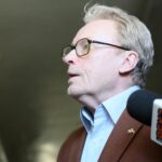 Daniel Olbrychski w Zespole Państwowych Szkół Plastycznych w Kielcach. Aktor, któremu towarzyszyła żona Krystyna Demska-Olbrychska, odbił dłoń na "Ścianie Sław odwiedzających kielecki Plastyk". / Robert Felczak / Radio Kielce