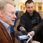 Daniel Olbrychski w Zespole Państwowych Szkół Plastycznych w Kielcach. Aktor, któremu towarzyszyła żona Krystyna Demska-Olbrychska, odbił dłoń na "Ścianie Sław odwiedzających kielecki Plastyk". / Robert Felczak / Radio Kielce