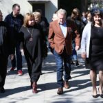 Daniel Olbrychski w Zespole Państwowych Szkół Plastycznych w Kielcach. Aktor, któremu towarzyszyła żona Krystyna Demska-Olbrychska, odbił dłoń na "Ścianie Sław odwiedzających kielecki Plastyk". / Robert Felczak / Radio Kielce