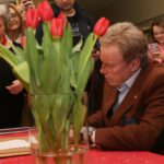 Daniel Olbrychski w Zespole Państwowych Szkół Plastycznych w Kielcach. Aktor, któremu towarzyszyła żona Krystyna Demska-Olbrychska, odbił dłoń na "Ścianie Sław odwiedzających kielecki Plastyk". / Robert Felczak / Radio Kielce