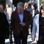 Daniel Olbrychski w Zespole Państwowych Szkół Plastycznych w Kielcach. Aktor, któremu towarzyszyła żona Krystyna Demska-Olbrychska, odbił dłoń na "Ścianie Sław odwiedzających kielecki Plastyk". / Robert Felczak / Radio Kielce