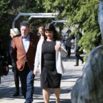 Daniel Olbrychski w Zespole Państwowych Szkół Plastycznych w Kielcach. Aktor, któremu towarzyszyła żona Krystyna Demska-Olbrychska, odbił dłoń na "Ścianie Sław odwiedzających kielecki Plastyk". / Robert Felczak / Radio Kielce