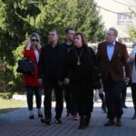 Daniel Olbrychski w Zespole Państwowych Szkół Plastycznych w Kielcach. Aktor, któremu towarzyszyła żona Krystyna Demska-Olbrychska, odbił dłoń na "Ścianie Sław odwiedzających kielecki Plastyk". / Robert Felczak / Radio Kielce