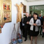 Daniel Olbrychski w Zespole Państwowych Szkół Plastycznych w Kielcach. Aktor, któremu towarzyszyła żona Krystyna Demska-Olbrychska, odbił dłoń na "Ścianie Sław odwiedzających kielecki Plastyk". / Robert Felczak / Radio Kielce