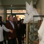 Daniel Olbrychski w Zespole Państwowych Szkół Plastycznych w Kielcach. Aktor, któremu towarzyszyła żona Krystyna Demska-Olbrychska, odbił dłoń na "Ścianie Sław odwiedzających kielecki Plastyk". / Robert Felczak / Radio Kielce