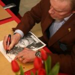 Daniel Olbrychski w Zespole Państwowych Szkół Plastycznych w Kielcach. Aktor, któremu towarzyszyła żona Krystyna Demska-Olbrychska, odbił dłoń na "Ścianie Sław odwiedzających kielecki Plastyk". / Robert Felczak / Radio Kielce