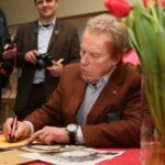 Daniel Olbrychski w Zespole Państwowych Szkół Plastycznych w Kielcach. Aktor, któremu towarzyszyła żona Krystyna Demska-Olbrychska, odbił dłoń na "Ścianie Sław odwiedzających kielecki Plastyk". / Robert Felczak / Radio Kielce