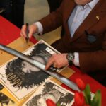 Daniel Olbrychski w Zespole Państwowych Szkół Plastycznych w Kielcach. Aktor, któremu towarzyszyła żona Krystyna Demska-Olbrychska, odbił dłoń na "Ścianie Sław odwiedzających kielecki Plastyk". / Robert Felczak / Radio Kielce