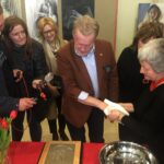 Daniel Olbrychski w Zespole Państwowych Szkół Plastycznych w Kielcach. Aktor, któremu towarzyszyła żona Krystyna Demska-Olbrychska, odbił dłoń na "Ścianie Sław odwiedzających kielecki Plastyk". / Robert Felczak / Radio Kielce