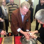 Daniel Olbrychski w Zespole Państwowych Szkół Plastycznych w Kielcach. Aktor, któremu towarzyszyła żona Krystyna Demska-Olbrychska, odbił dłoń na "Ścianie Sław odwiedzających kielecki Plastyk". / Robert Felczak / Radio Kielce