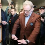 Daniel Olbrychski w Zespole Państwowych Szkół Plastycznych w Kielcach. Aktor, któremu towarzyszyła żona Krystyna Demska-Olbrychska, odbił dłoń na "Ścianie Sław odwiedzających kielecki Plastyk". / Robert Felczak / Radio Kielce