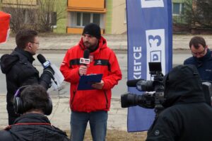 Program Radia Kielce i TVP3 Kielce „Interwencja”: mieszkańcy kieleckiego osiedla Na Stoku domagają się przebudowy ulicy Orląt Lwowskich i jej skrzyżowania z ulicą Piłsudskiego / Grzegorz Jamka / Radio Kielce