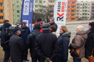 Program Radia Kielce i TVP3 Kielce „Interwencja”: mieszkańcy kieleckiego osiedla Na Stoku domagają się przebudowy ulicy Orląt Lwowskich i jej skrzyżowania z ulicą Piłsudskiego / Grzegorz Jamka / Radio Kielce