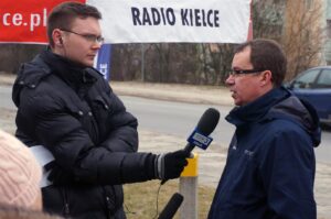 Program Radia Kielce i TVP3 Kielce „Interwencja”: mieszkańcy kieleckiego osiedla Na Stoku domagają się przebudowy ulicy Orląt Lwowskich i jej skrzyżowania z ulicą Piłsudskiego / Grzegorz Jamka / Radio Kielce