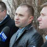 Jędrzejów - program „Interwencja”. Z powodu konfliktu przewoźników między Kielcami i Jędrzejowem kursuje mniej busów. Pasażerowie mają problem z dotarciem do pracy i szkoły. / Grzegorz Jamka / Radio Kielce