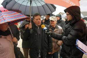 Interwencja. Mieszkańcy Piasku Wielkiego w gminie Nowy Korczyn protestują przeciwko budowie biogazowni / Krzysztof Bujnowicz / Radio Kielce