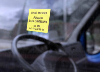 Na ul. Radiowej obowiązuje zakaz parkowania. Policja założyła blokady na pojazdom zaparkowanym na zakazie. / Wojciech Habdas / Radio Kielce
